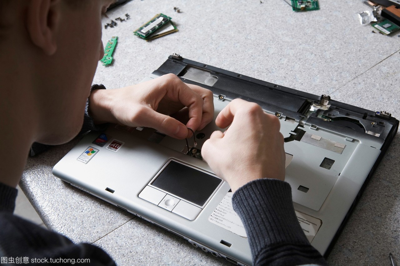 指尖上的智慧 青年技師與筆記本電腦維修的藝術